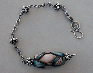 Klew bead and silver pendulum bracelet